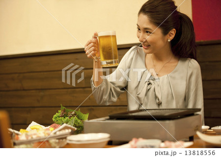 ビールジョッキを持つ女性 13818556