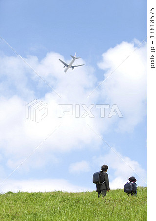 飛行機と子供たち 13818575