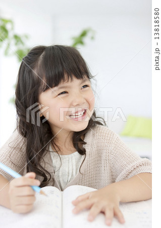 勉強している女の子 13818580