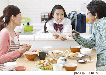 食卓を囲む3人家族の写真素材