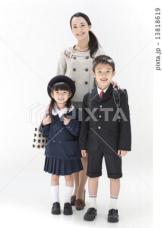 フォーマル姿の家族3人 13818619