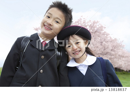 桜と笑顔の子供たち 13818637