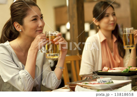 ビールジョッキを持つ女性 13818658