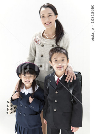 フォーマル姿の家族3人 13818660