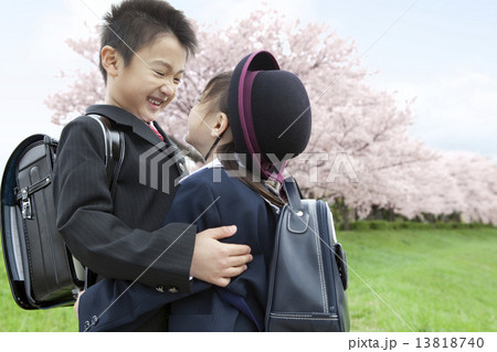 桜と笑顔の子供たち 13818740