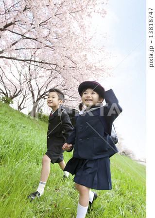 芝生を走る子供たち 13818747