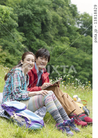 芝生に座る中高年夫婦 芝生に座る中高年夫婦 13818829