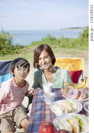 ピクニックをする息子と母親 ピクニックをする息子と母親 13818832
