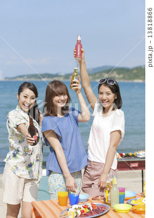 浜辺でバーベキューをする女性3人 13818866