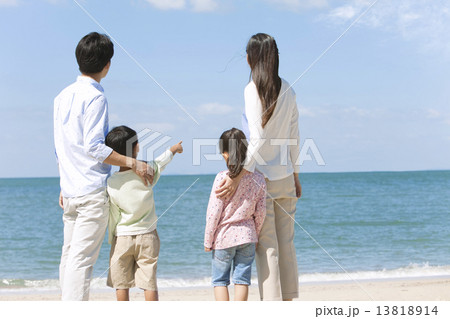 海を眺める4人家族 海を眺める4人家族 13818914