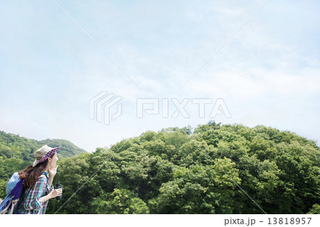 山に向かって叫ぶ女性 山に向かって叫ぶ女性 13818957