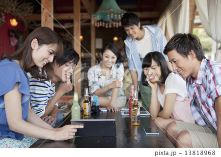 タブレットPCを見る男女6人 タブレットPCを見る男女6人 13818968