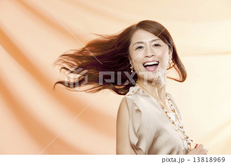 髪なびく中高年女性 13818969