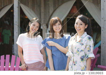 笑顔の女性3人 13819003