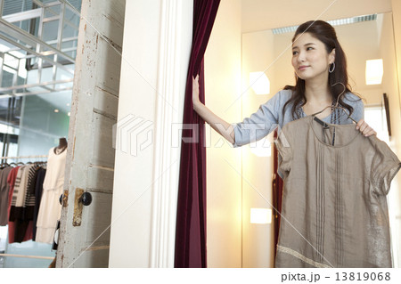試着をする女性 13819068