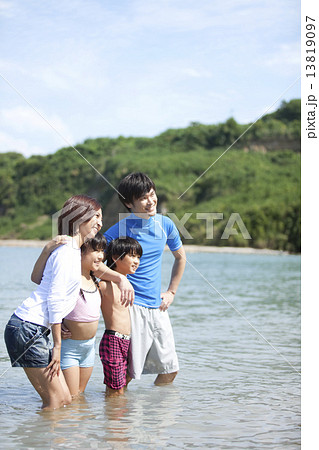 海で遊ぶ4人家族 13819097