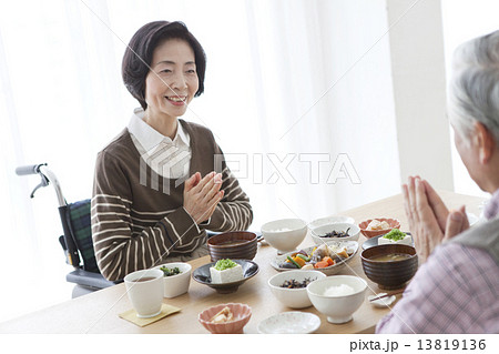 朝食を食べる中高年夫婦 13819136