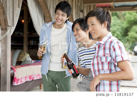 ドリンクを持って話す3人の男性 ドリンクを持って話す3人の男性 13819137