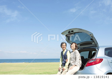 車のトランクに座る中高年夫婦 車のトランクに座る中高年夫婦 13819141