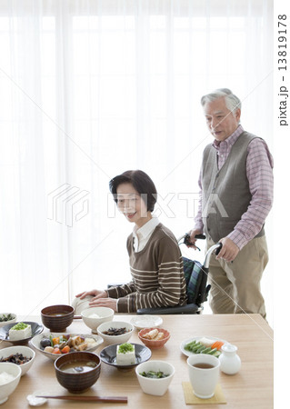 食卓を囲む中高年夫婦 13819178