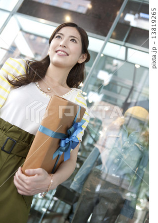 買い物をする女性 買い物をする女性 13819265