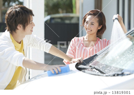 家の前で洗車をする夫婦 家の前で洗車をする夫婦 13819301