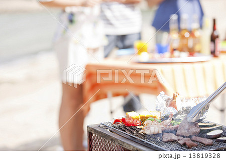 浜辺でバーベキューをする若者 13819328