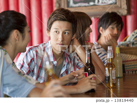 飲食店でドリンクを飲む男女4人 飲食店でドリンクを飲む男女4人 13819440
