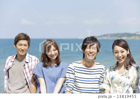 笑顔の男女4人の若者 13819455