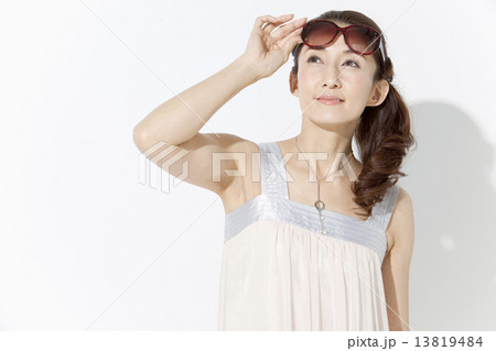 サングラスをかけている女性 13819484