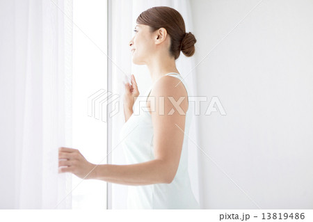 窓辺に立つ中高年女性 13819486