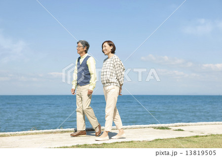 海岸を歩く中高年夫婦 海岸を歩く中高年夫婦 13819505