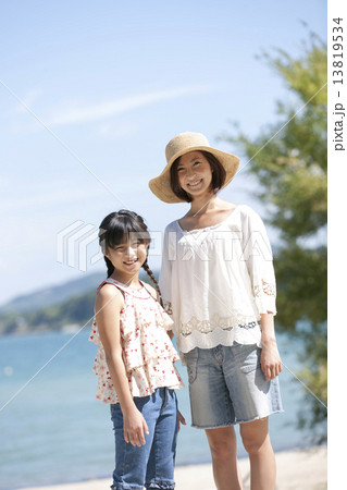 海辺に立つ笑顔の親子 13819534