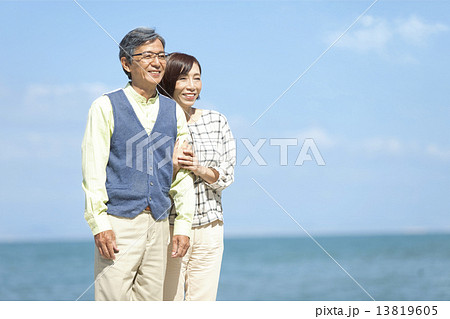 寄り添う中高年夫婦 寄り添う中高年夫婦 13819605