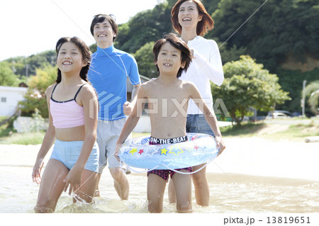 海で遊ぶ4人家族 13819651
