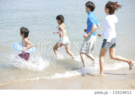 海で遊ぶ4人家族 海で遊ぶ4人家族 13819652