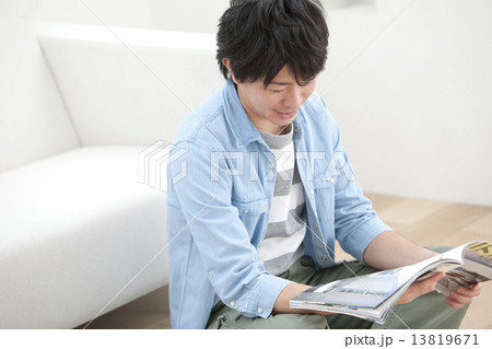 雑誌を読む男性 雑誌を読む男性 13819671