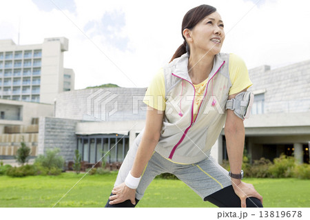 スポーツウェアを着た中高年女性 13819678