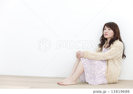 壁にもたれる女性 壁にもたれる女性 13819686
