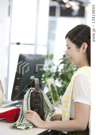 レジで支払いをする女性 13819693