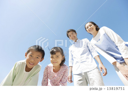 覗き込む4人家族 覗き込む4人家族 13819751