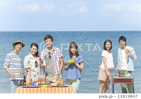 バーベキューをする男女6人 バーベキューをする男女6人 13819847