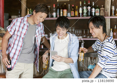 バーで話す3人の男性 バーで話す3人の男性 13819890