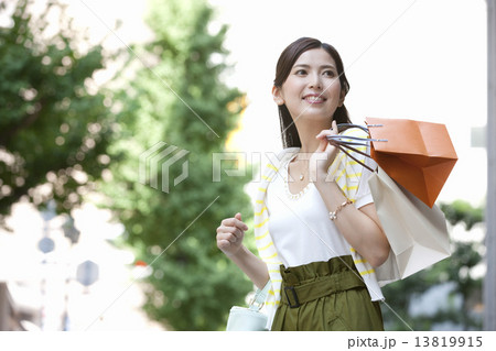 買い物をする女性 買い物をする女性 13819915