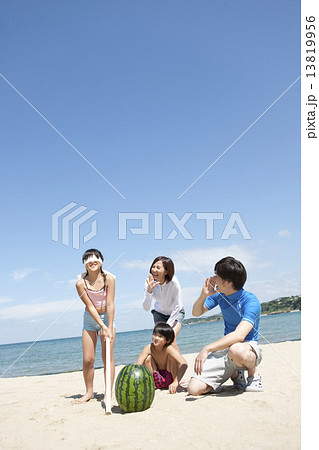 スイカ割りをする4人家族 13819956