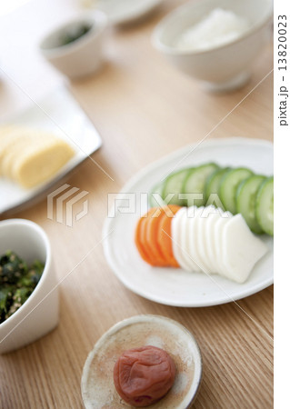 食卓に並んだ朝食 13820023