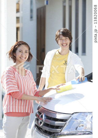 家の前で洗車をする夫婦 13820068