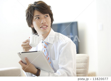 タブレットPCを持つビジネスマン 13820077