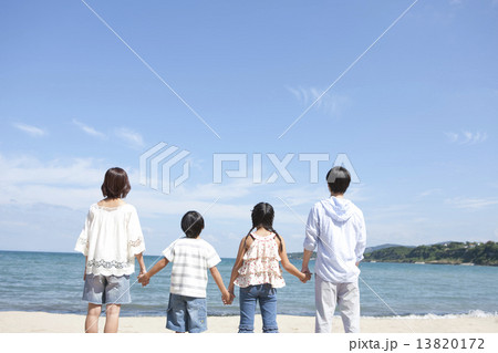 海辺に立つ4人家族の後姿 13820172