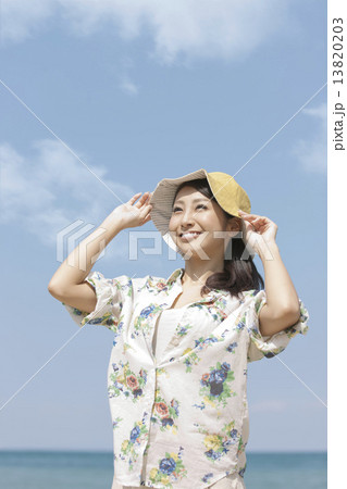 帽子を被った笑顔の女性 13820203
